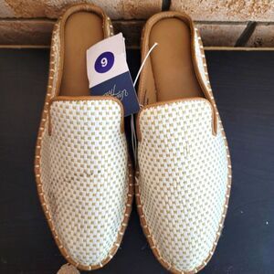 Universal Thread Lona Mules - Size 6 - New With Tags (NWT) - Minor Discoloration